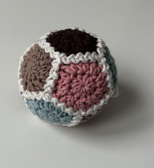 Balle pentagonale au crochet