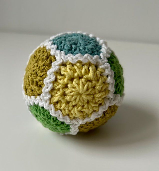 Balle pentagonale au crochet